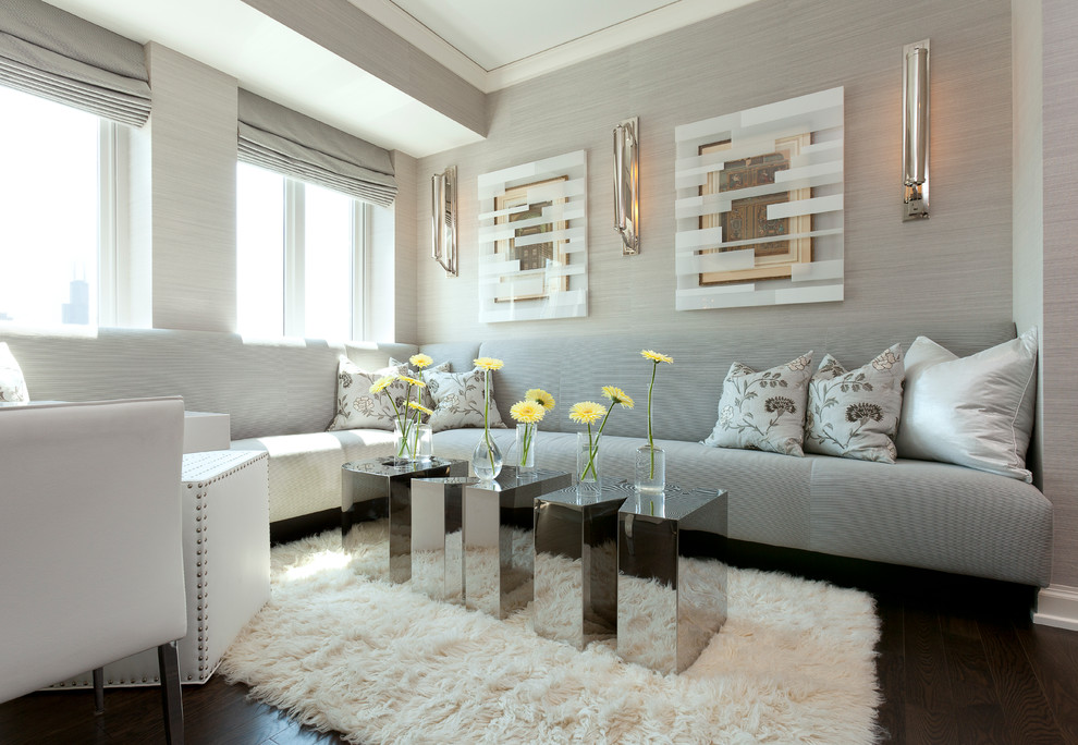 На фото: гостиная комната среднего размера в современном стиле с серыми стенами и темным паркетным полом с
