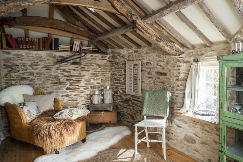 Ispirazione per un soggiorno country chiuso con libreria, pareti bianche, parquet chiaro e nessuna TV