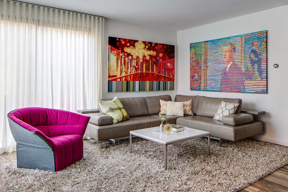 Offenes Modernes Wohnzimmer mit braunem Holzboden und beiger Wandfarbe in San Francisco