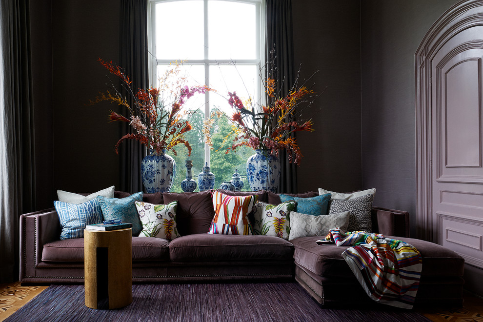 Идея дизайна: гостиная комната в стиле неоклассика (современная классика) с фиолетовыми стенами и ковром на полу