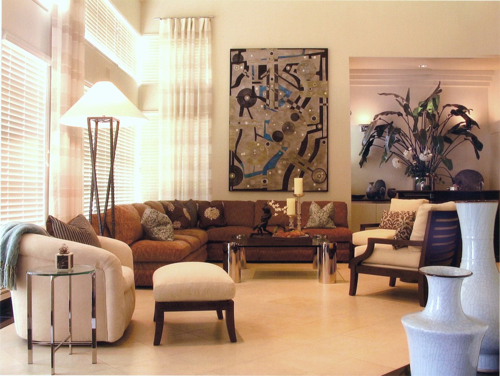 Modelo de salón abierto contemporáneo extra grande con paredes beige