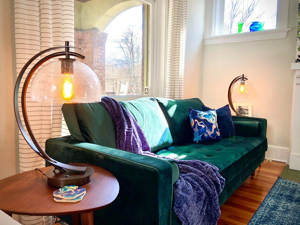 Photo of a bohemian living room in Cincinnati.