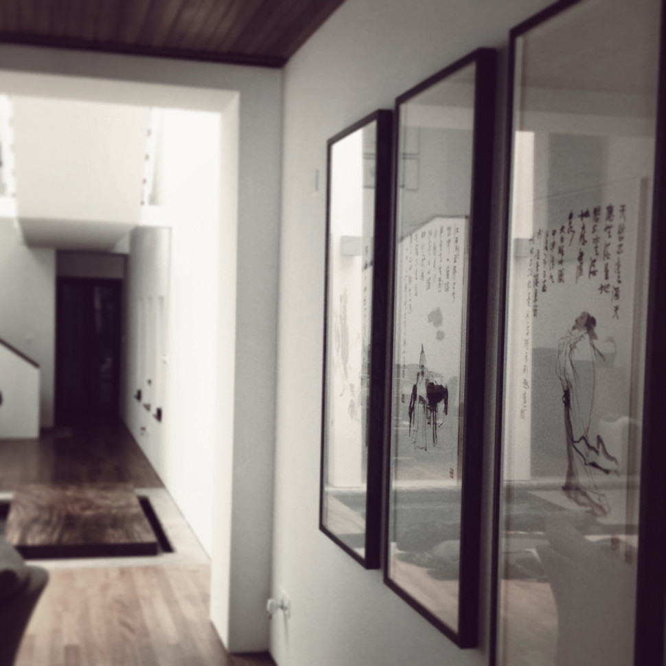 Großes, Repräsentatives, Fernseherloses, Offenes Stilmix Wohnzimmer mit dunklem Holzboden in Singapur