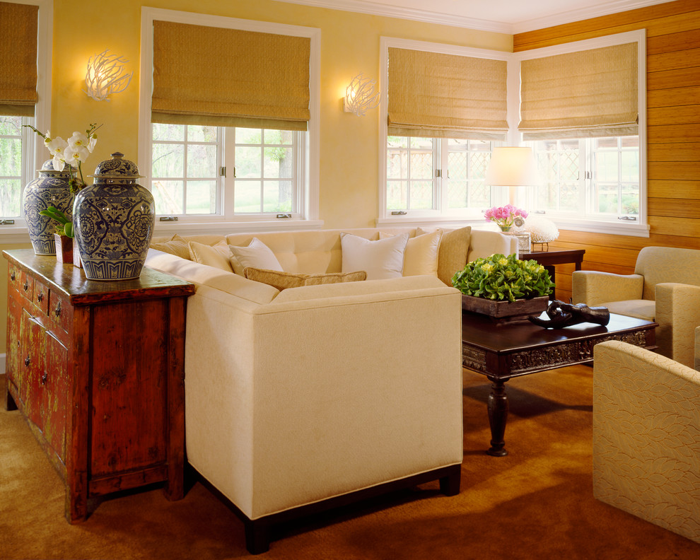Свежая идея для дизайна: парадная, изолированная гостиная комната среднего размера в стиле неоклассика (современная классика) с желтыми стенами, ковровым покрытием и коричневым полом без камина, телевизора - отличное фото интерьера