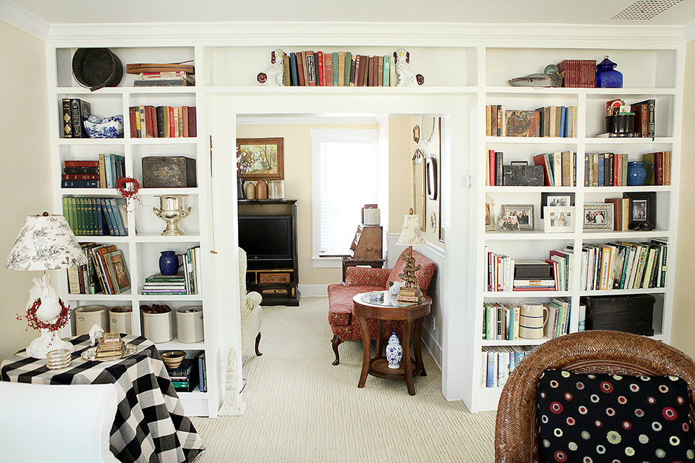 Idée de décoration pour un salon tradition avec une bibliothèque ou un coin lecture.