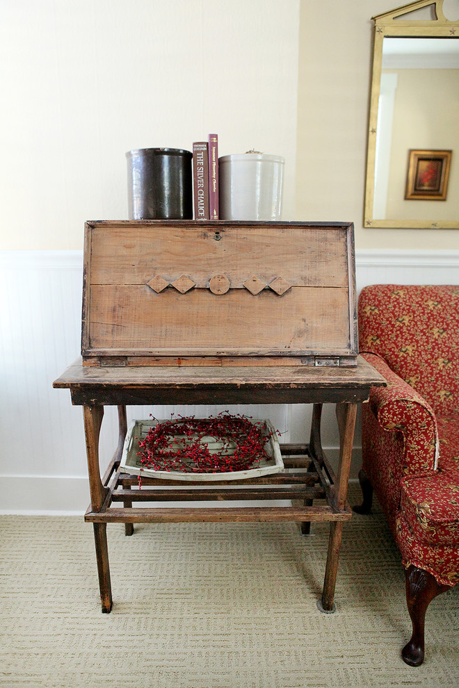 Living room - traditional living room idea in Columbus