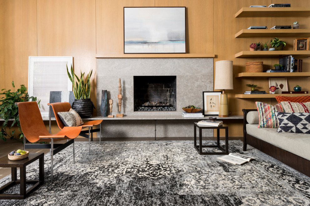 Modernes Wohnzimmer mit brauner Wandfarbe, Kamin, braunem Boden und Holzwänden in Dallas