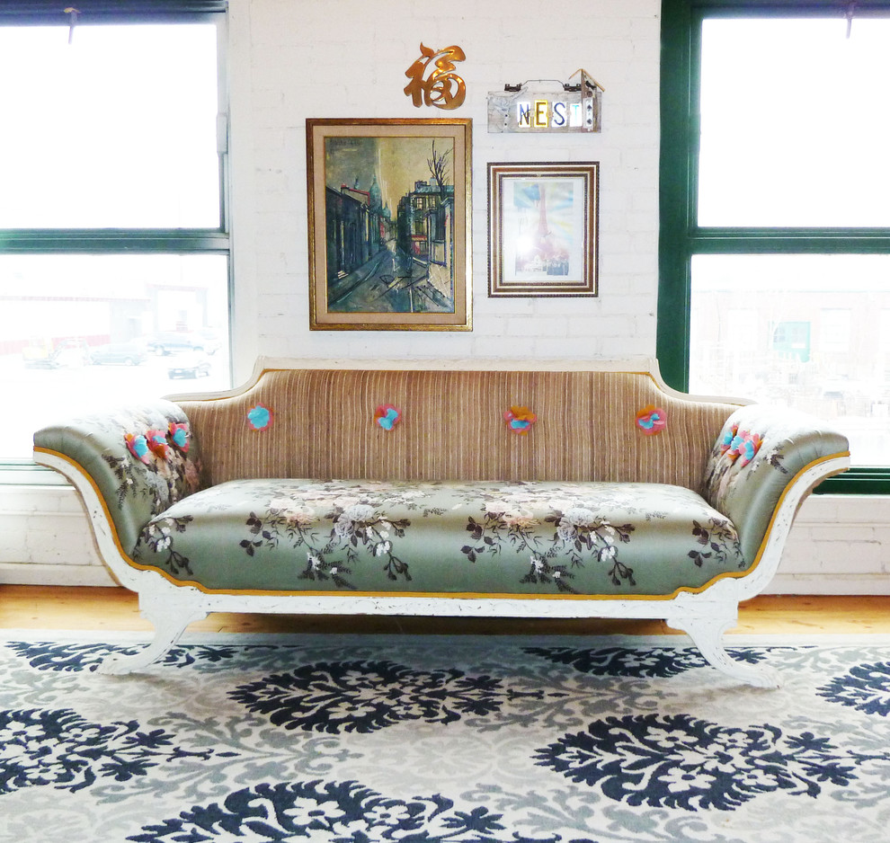 На фото: гостиная комната в стиле шебби-шик с белыми стенами и паркетным полом среднего тона с