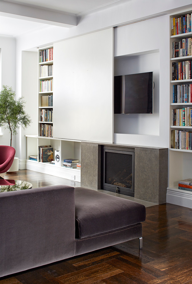 Cette photo montre un salon moderne de taille moyenne et ouvert avec un mur blanc, un sol en bois brun, une cheminée standard, un manteau de cheminée en béton et un téléviseur dissimulé.