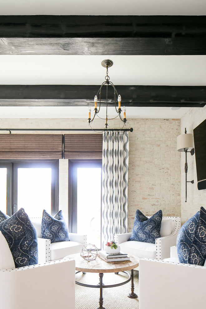 Ejemplo de salón con barra de bar abierto de estilo de casa de campo con paredes blancas, suelo de baldosas de porcelana y televisor colgado en la pared