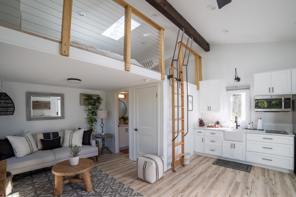 Идея дизайна: маленькая открытая гостиная комната в стиле неоклассика (современная классика) с серыми стенами и серым полом для на участке и в саду