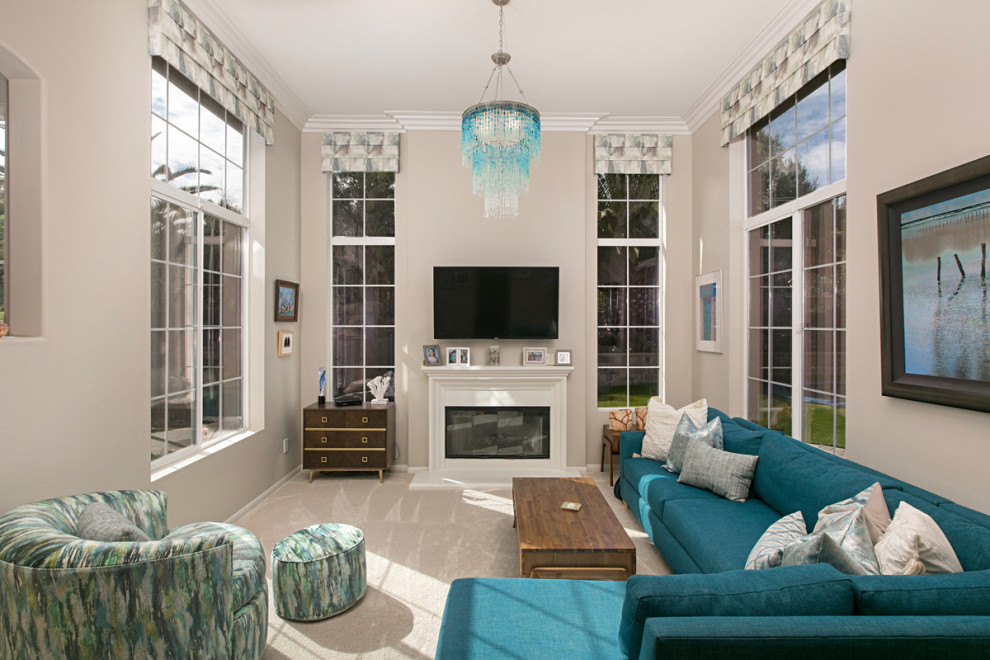 Großes Klassisches Wohnzimmer mit beiger Wandfarbe, Teppichboden, Kamin, TV-Wand und beigem Boden in San Diego