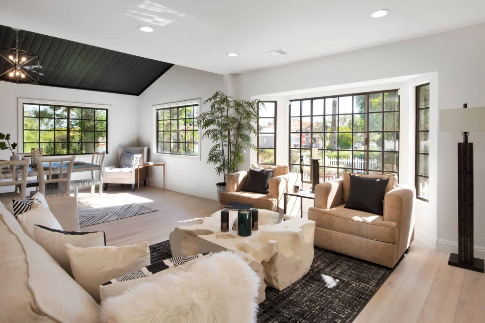 Foto di un grande soggiorno moderno aperto con pareti bianche e parquet chiaro
