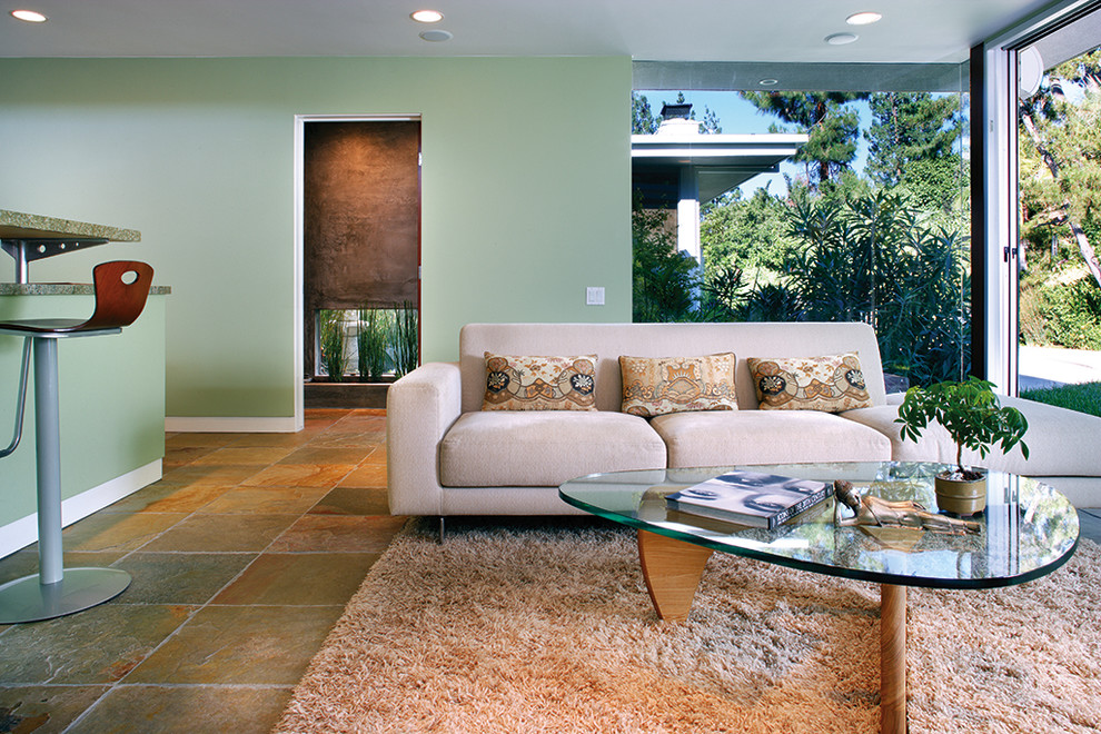 Foto på ett mellanstort retro allrum med öppen planlösning, med gröna väggar, flerfärgat golv och skiffergolv