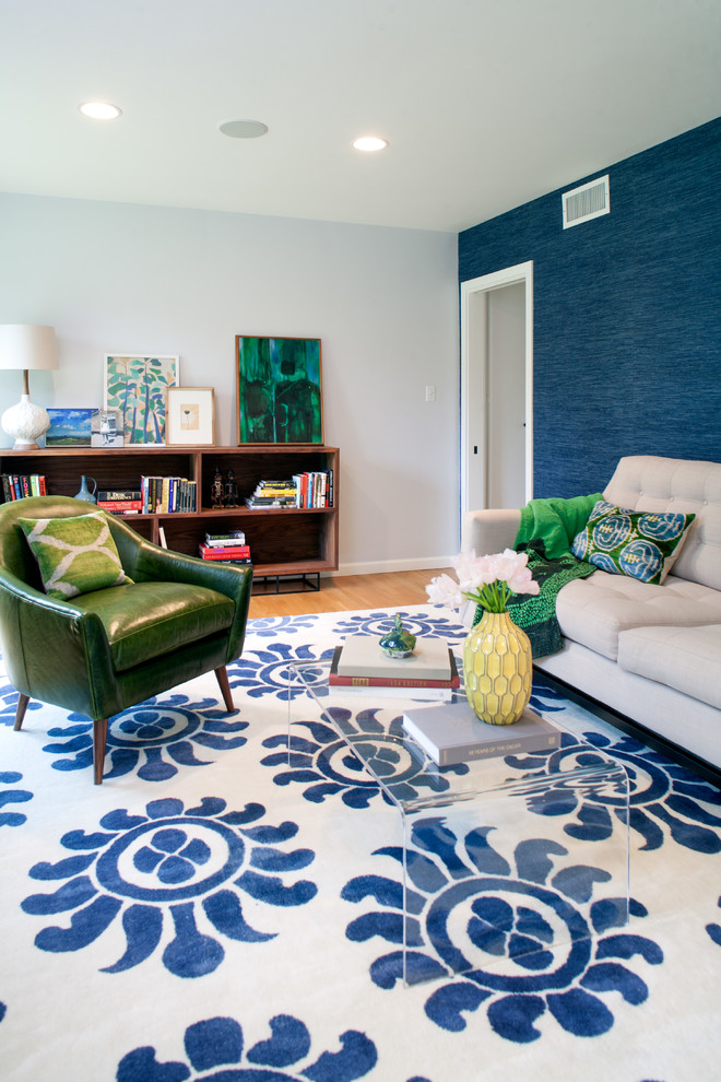 Inspiration för moderna vardagsrum, med ett finrum, blå väggar och ljust trägolv