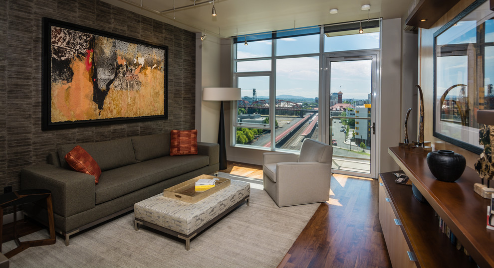Modernes Wohnzimmer mit grauer Wandfarbe und dunklem Holzboden in Portland