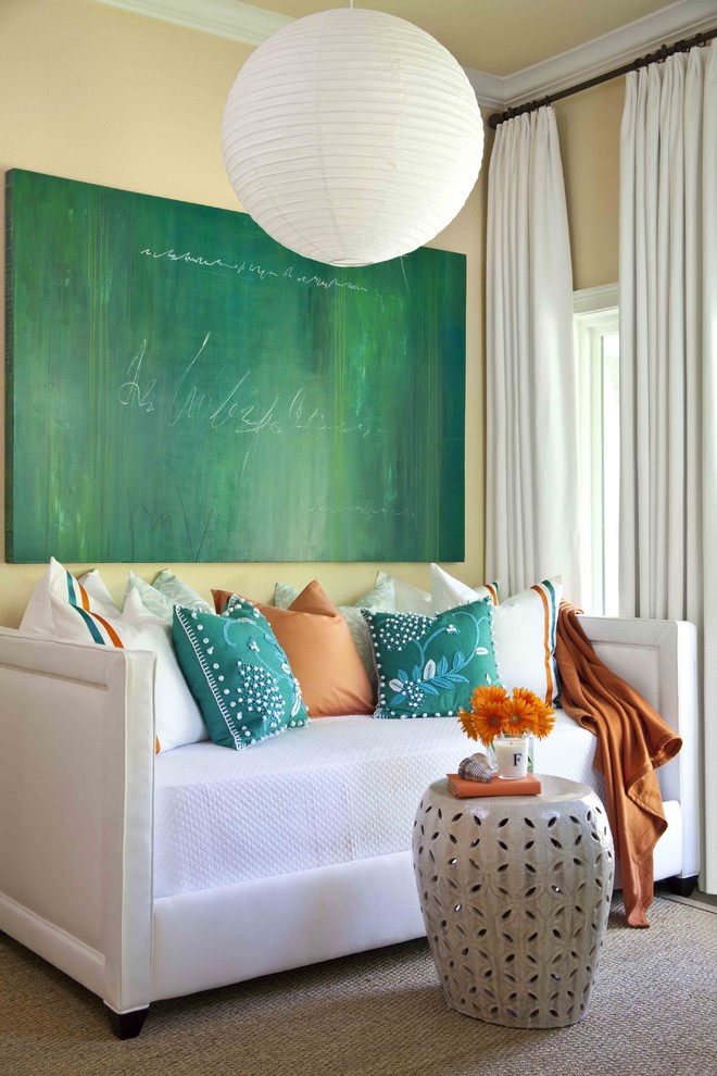 Kleines, Offenes Maritimes Wohnzimmer mit beiger Wandfarbe in Little Rock
