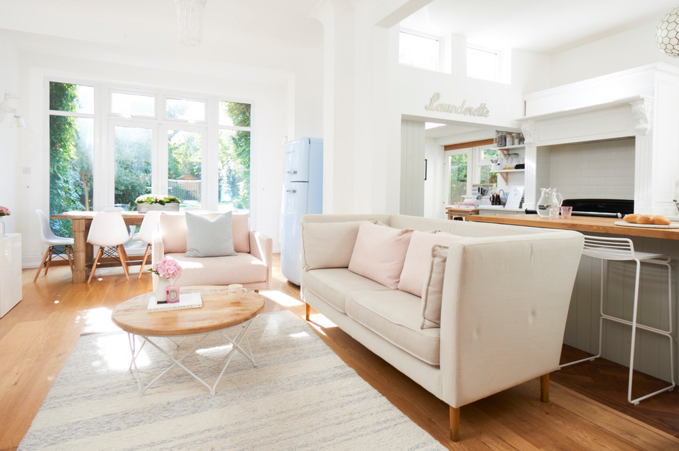 Mittelgroßes, Offenes Skandinavisches Wohnzimmer mit weißer Wandfarbe, braunem Holzboden und braunem Boden in London