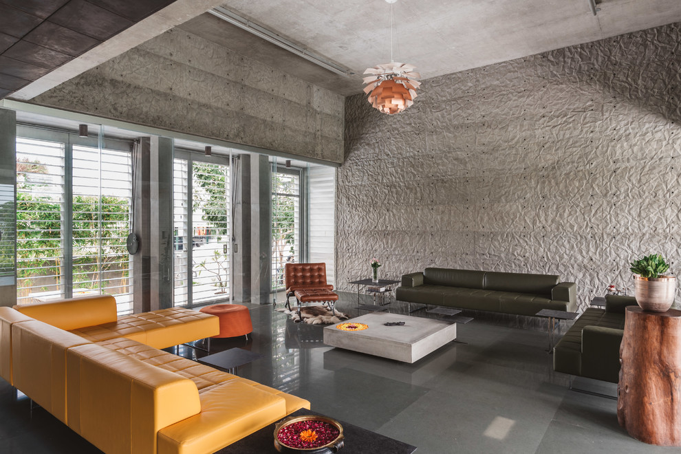 Imagen de salón abierto moderno con paredes grises y suelo gris