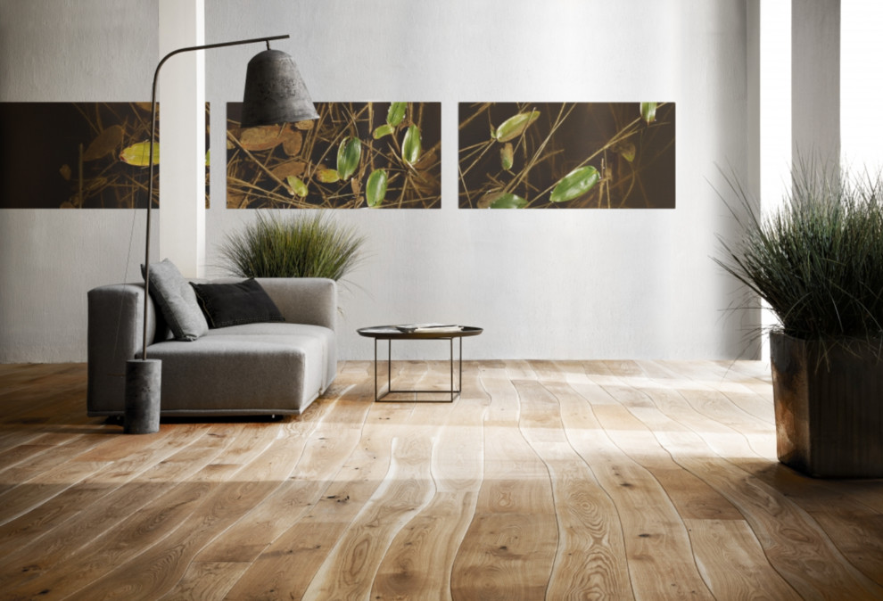 Imagen de salón para visitas abierto moderno grande sin chimenea y televisor con paredes blancas, suelo de madera en tonos medios y suelo marrón