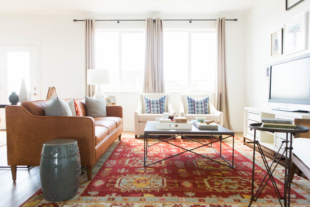Mittelgroßes, Offenes Klassisches Wohnzimmer ohne Kamin mit weißer Wandfarbe, hellem Holzboden und freistehendem TV in Salt Lake City