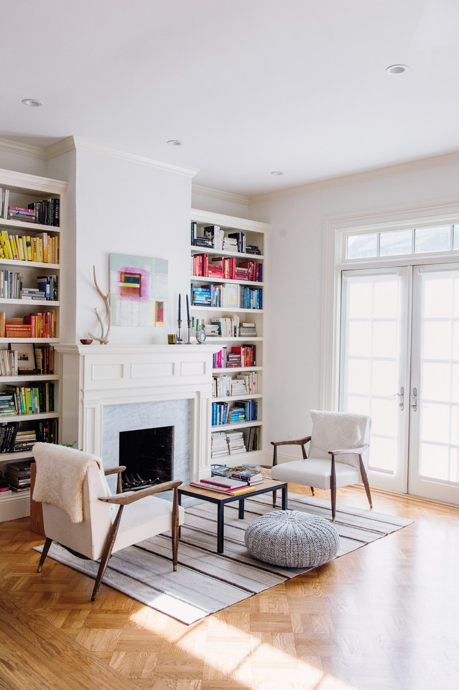 Idées déco pour un salon scandinave avec un mur blanc, parquet clair, une cheminée standard et une bibliothèque ou un coin lecture.