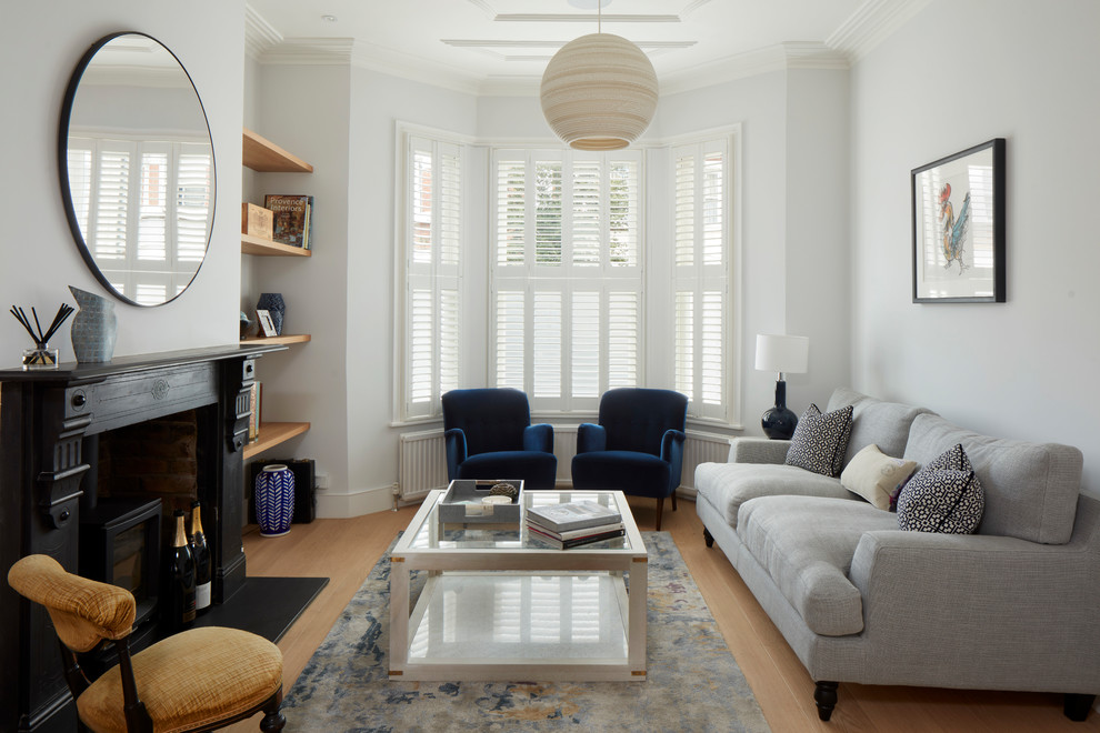 Idee per un soggiorno tradizionale chiuso con sala formale, pareti bianche, parquet chiaro, camino classico e pavimento beige