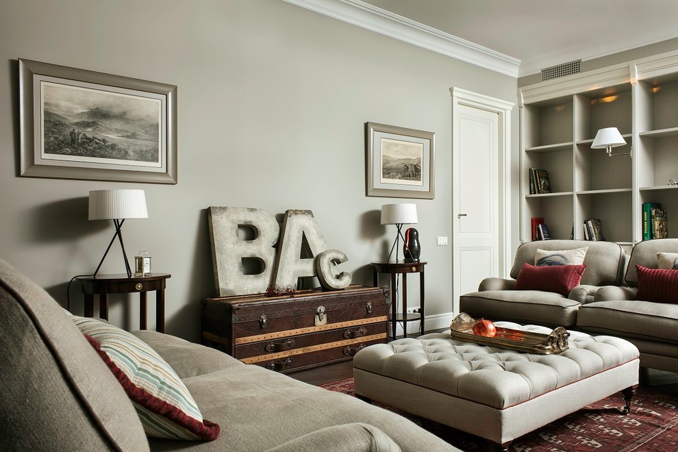 Идея дизайна: гостиная комната в классическом стиле с тюлем на окнах