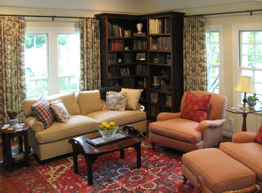 Ispirazione per un soggiorno tradizionale con pareti bianche e pavimento in legno massello medio