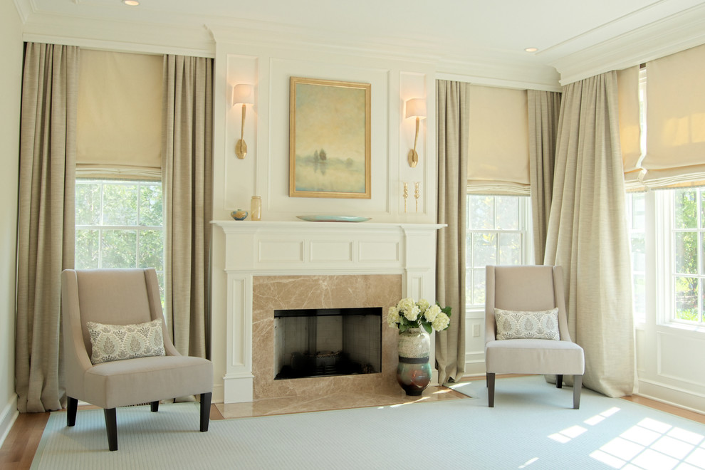 Foto di un soggiorno classico di medie dimensioni con sala formale, pareti beige, parquet chiaro, camino classico, cornice del camino piastrellata e pavimento marrone