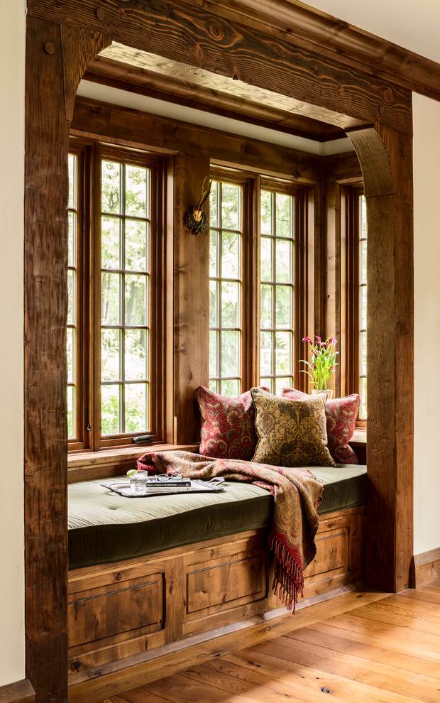 Example of an ornate living room design in Milwaukee