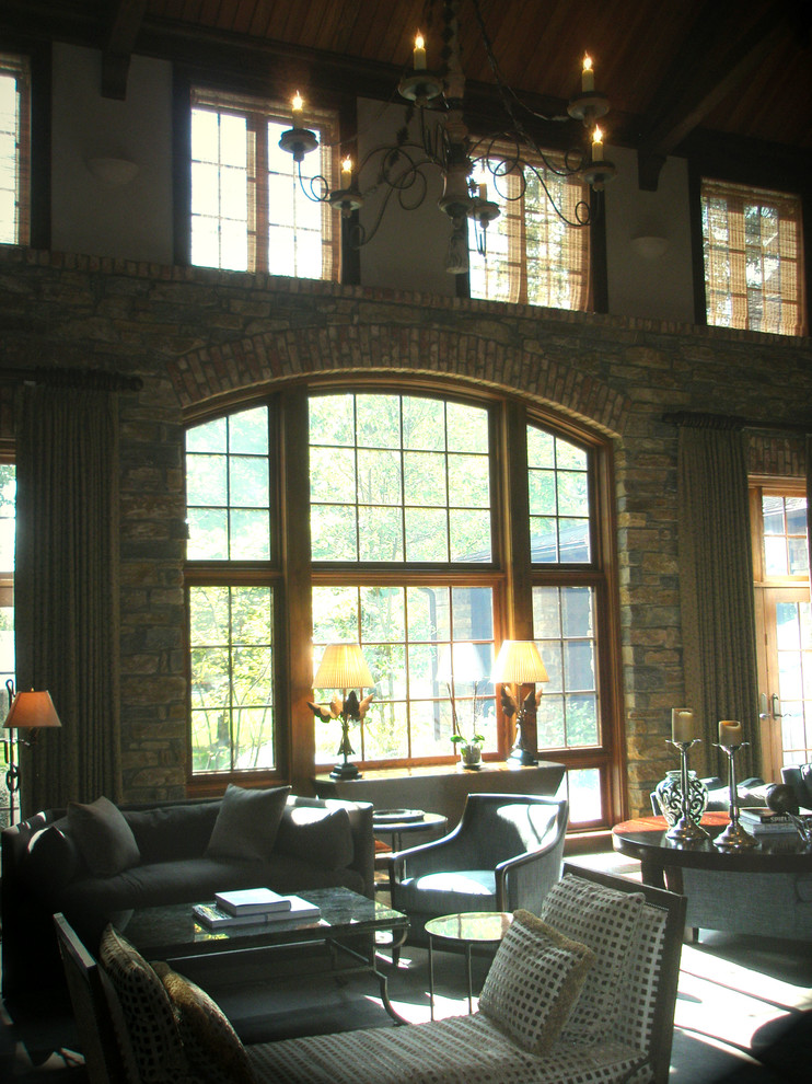 Imagen de salón abierto tradicional renovado grande sin chimenea con paredes multicolor, suelo de madera oscura, televisor colgado en la pared y suelo marrón