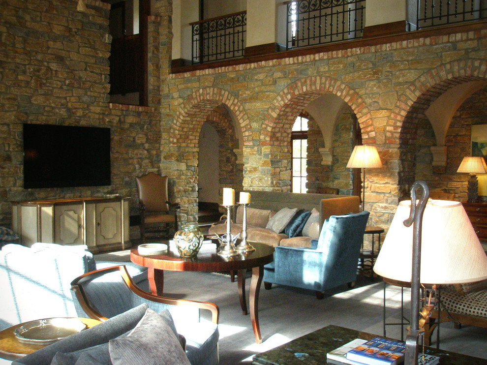 На фото: большая открытая гостиная комната в стиле неоклассика (современная классика) с разноцветными стенами, темным паркетным полом, телевизором на стене и коричневым полом без камина
