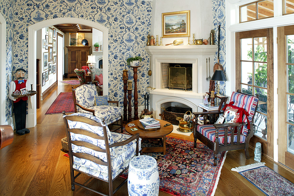 Свежая идея для дизайна: гостиная комната в классическом стиле с угловым камином - отличное фото интерьера