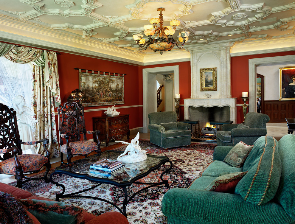 Immagine di un ampio soggiorno chic chiuso con sala formale, pareti rosse, parquet scuro, camino classico e cornice del camino in pietra