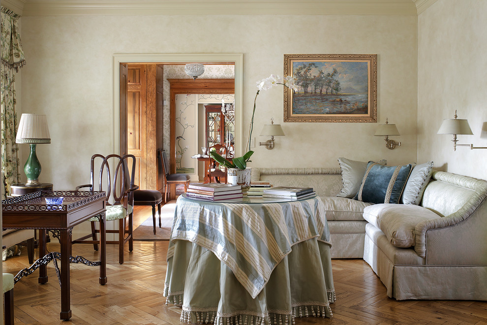 Klassisk inredning av ett mellanstort separat vardagsrum, med beige väggar, ljust trägolv och beiget golv