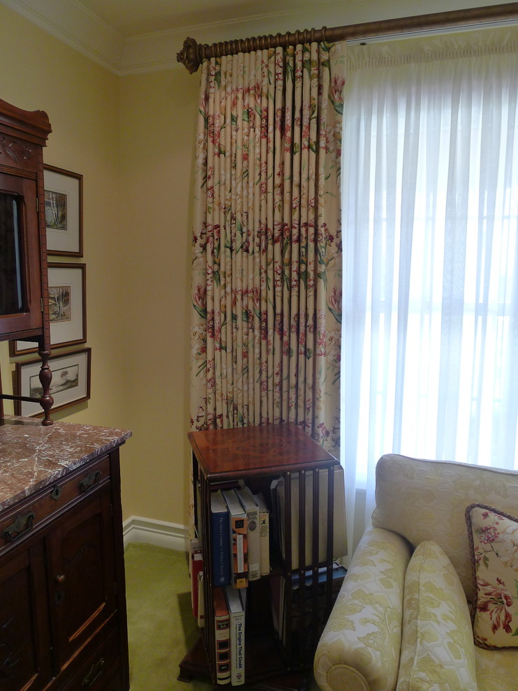 Imagen de salón para visitas cerrado clásico de tamaño medio sin chimenea y televisor con paredes amarillas y moqueta
