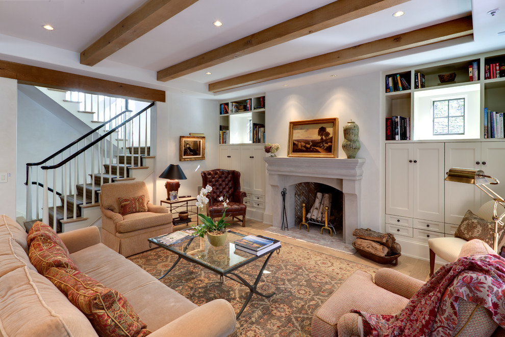 Aménagement d'un salon classique ouvert avec un mur blanc, parquet clair, une cheminée standard, un manteau de cheminée en bois et aucun téléviseur.
