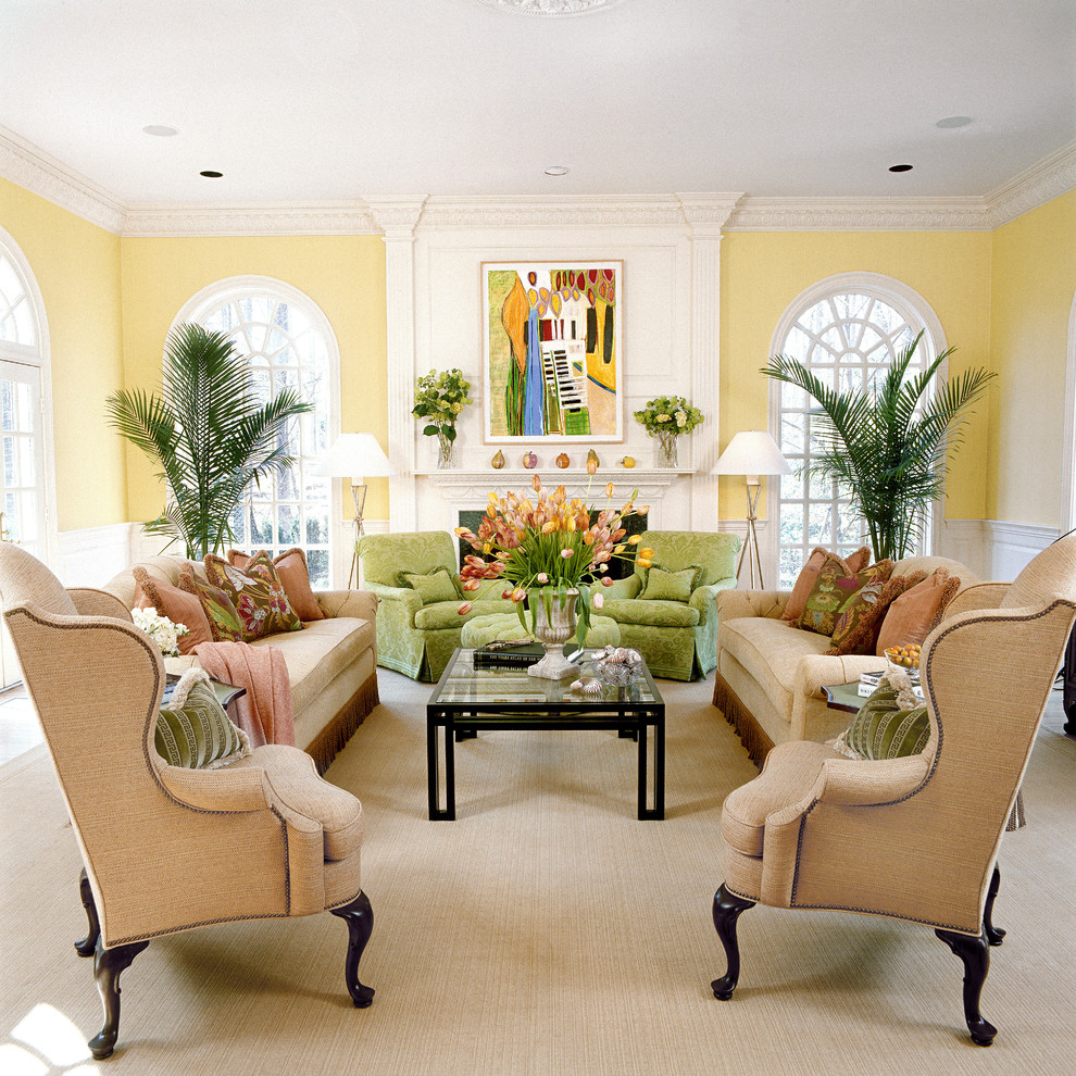 Inspiration pour un grand salon traditionnel fermé avec un mur jaune, une cheminée standard et éclairage.
