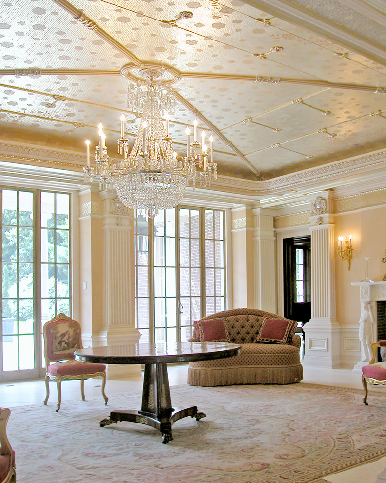 Geräumiges, Repräsentatives, Offenes Klassisches Wohnzimmer mit weißer Wandfarbe, Teppichboden, Kamin und Kaminumrandung aus Stein in Boston