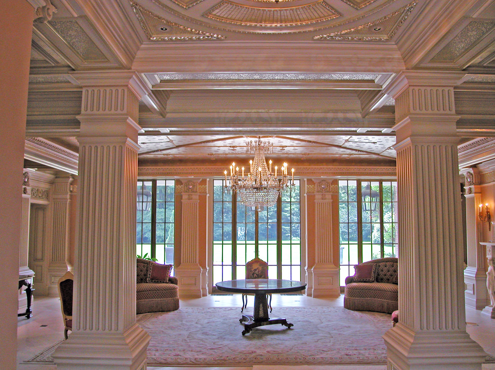 На фото: огромная парадная, открытая гостиная комната в классическом стиле с белыми стенами и ковровым покрытием с