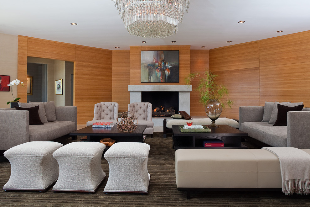 Стильный дизайн: большая гостиная комната в стиле модернизм с стандартным камином - последний тренд