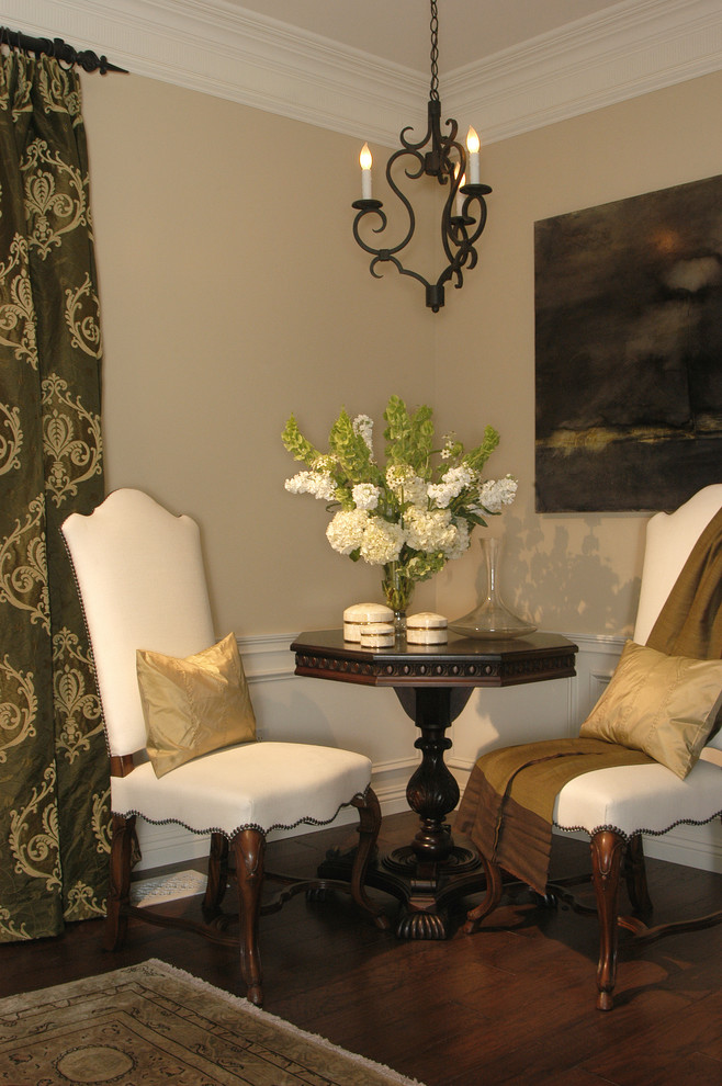 Ejemplo de salón tradicional con paredes beige y cortinas