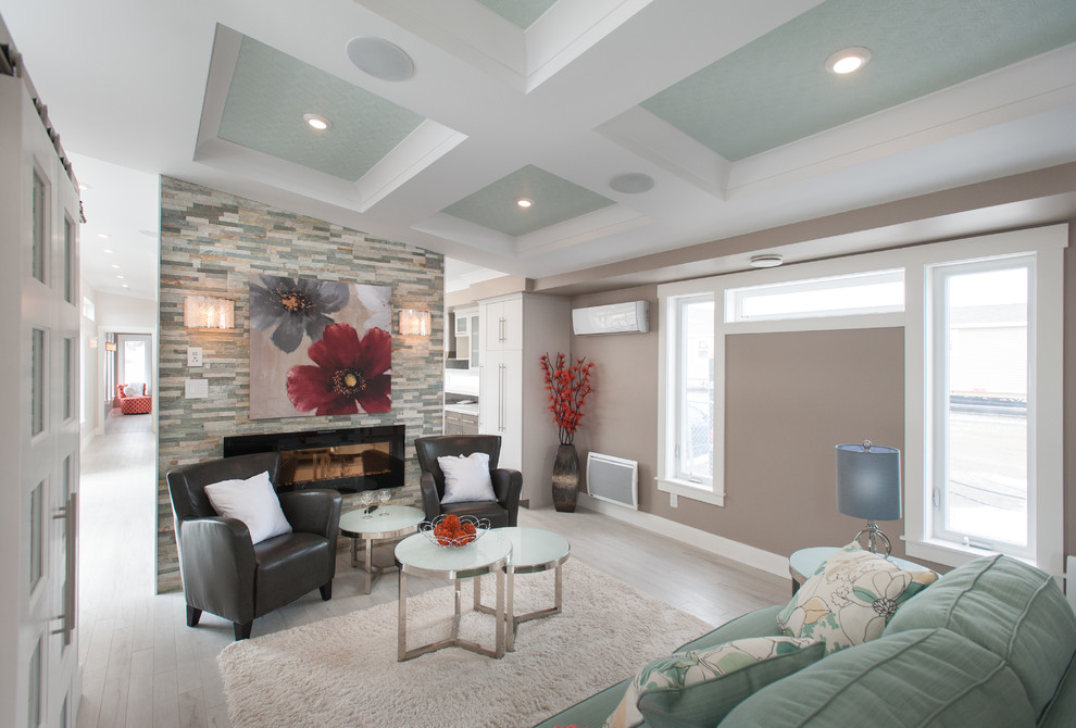 Свежая идея для дизайна: гостиная комната в стиле модернизм с коричневыми стенами без телевизора - отличное фото интерьера