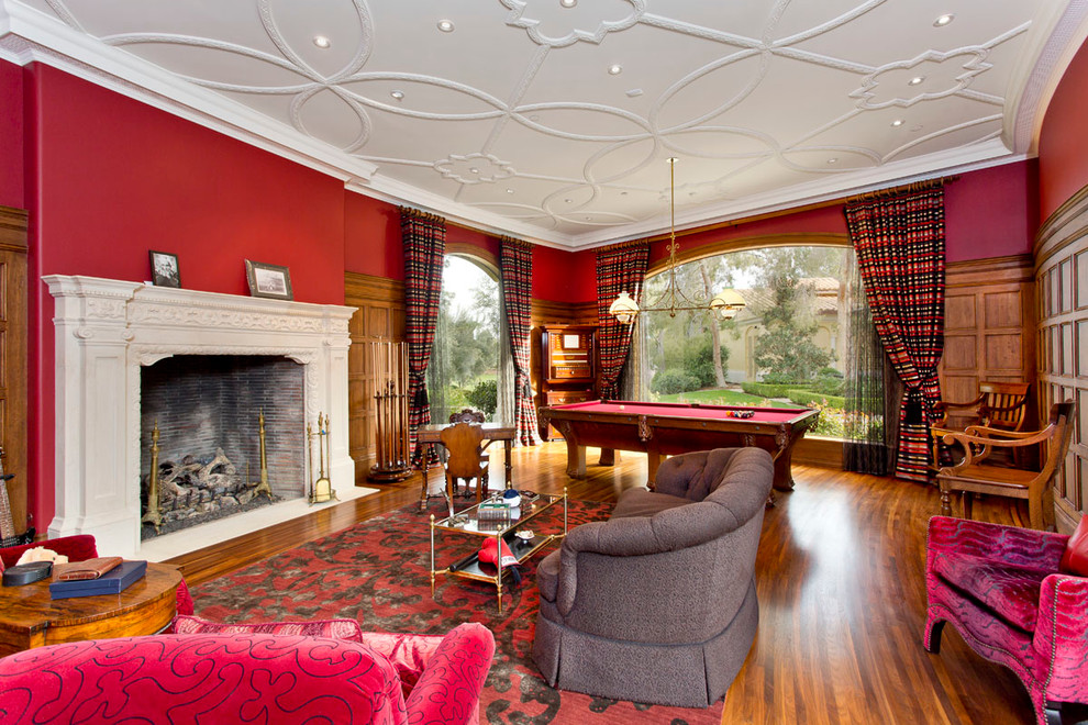 Inspiration pour un grand salon traditionnel ouvert avec un mur rouge, parquet foncé, aucune cheminée et aucun téléviseur.