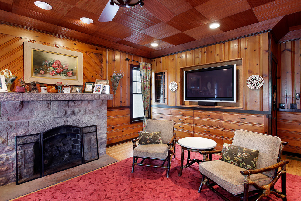 Источник вдохновения для домашнего уюта: гостиная комната в классическом стиле с стандартным камином и телевизором на стене