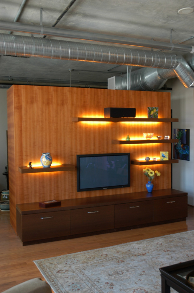 Réalisation d'un salon minimaliste avec un téléviseur fixé au mur.