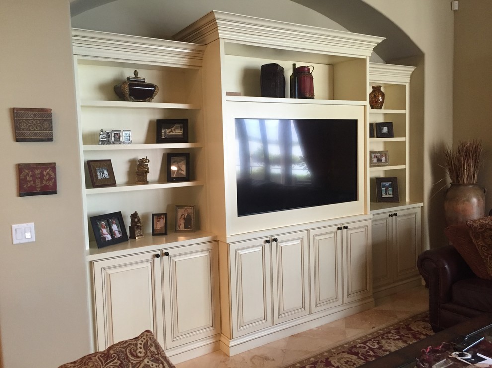 Immagine di un soggiorno minimal di medie dimensioni con pareti beige e parete attrezzata