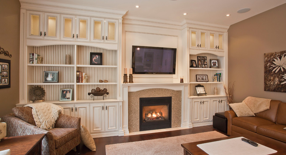 Источник вдохновения для домашнего уюта: гостиная комната в классическом стиле с коричневыми стенами, полом из ламината, фасадом камина из камня и телевизором на стене