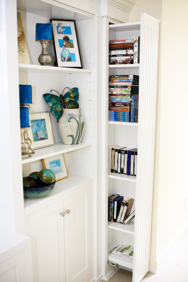 Esempio di un grande soggiorno chic chiuso con libreria, pareti beige, moquette, TV a parete e pavimento beige